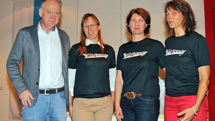 Immer wieder bei der Sportlerehrung sind sie mit dabei: Eva Wilm (2.von links, bayerische Seniorenmeisterin über 200 m), Tanja Köhler (3. von links, deutsche Seniorenmeisterin im Speerwurf) und Iris Heid (rechts, deutsche Seniorenmeisterin im Hochsprung). Es gratuliert Bürgermeister Helmut Blank. Foto: Dieter Britz