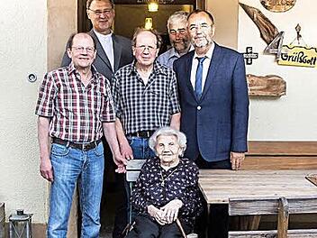Eva M&uuml;ller mit (von links) Fritz M&uuml;ller, Stadtpfarrer Georg Birkel, Bernd M&uuml;ller, Ortssprecher Hans-Karl Hertel und B&uuml;rgermeister J&uuml;rgen Kohmann Foto: Hartmut Klamm
