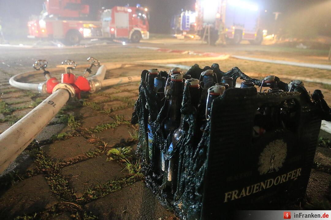 Grossbrand einer Hackschnitzelanlage - Flammen schlagen meterhoch in den Nachthimmel