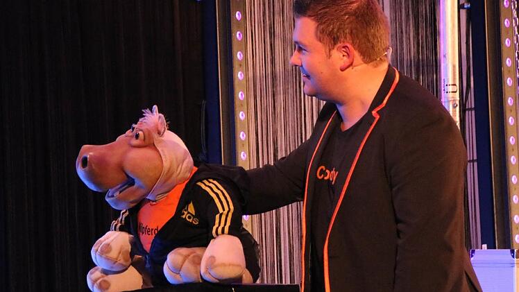 Auf der Bühne in Zeil: der Künstler Sebastian Reich mit seiner Nilpferdpuppe Amanda