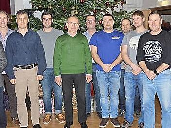 Die Sieger im Trial, Enduro-Classic und Enduro mit den Ehrengästen, von links Ehrenvorsitzender Hilmar Pudler, Vorsitzender Michael Scholz, von rechts Bürgermeister Wolfgang Beiergrößlein und Alfred Thomaka (Vorstand ADAC Nordbayern).