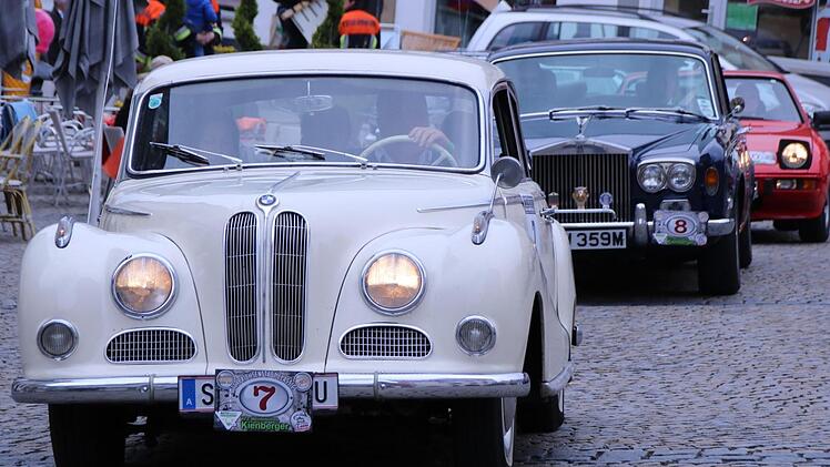 Ein alter BMW rollt auf den Zeiler Marktplatz. Das Team reiste aus Österreich zu der Oldtimer-Ausfahrt an. Danach folgte gleich ein Rolls Royce.