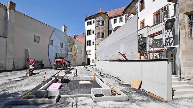 Auf der vom Hof aus erreichbaren Hausrückseite ist ein barrierefreier Zugang entstanden (die Rampe beginnt am hinteren Teil des Beton-Elements). Foto: Ronald Rinklef