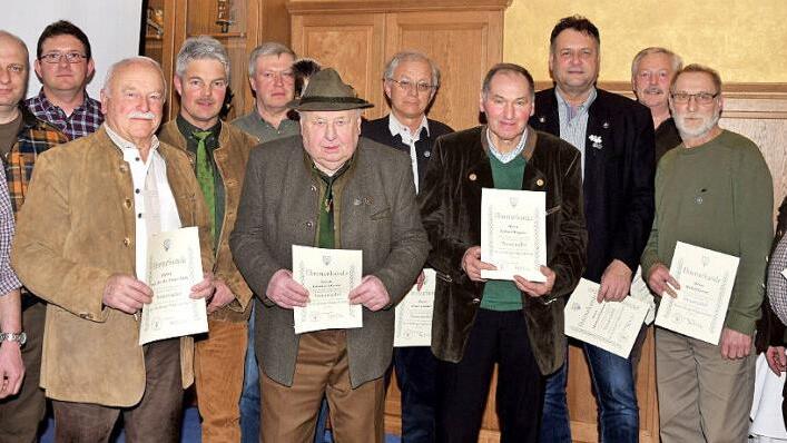 Langjährige Waidleute sowie treue Helfer auf dem Schießplatz wurden ausgezeichnet; das linke Bild zeigt sie mit Kreisvorsitzendem Michael Amt (Fünfter von links). 28 Jahre hat Werner Pietschmann (Bild rechts) die Jagdhundeausbildung geleitet, dafür wurde er zum Ehrenmitglied des Lichtenfelser Jagdschutz- und Jägervereins ernannt. Fotos: Dieter Radziej