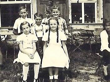 Klaus Kuhrau (hinten, links) bei einem Schulausflug mit "Ulrike und B&auml;rbel, den h&uuml;bschesten und kl&uuml;gsten Klassenkameradinnen"