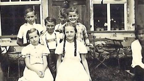 Klaus Kuhrau (hinten, links) bei einem Schulausflug mit "Ulrike und B&auml;rbel, den h&uuml;bschesten und kl&uuml;gsten Klassenkameradinnen"