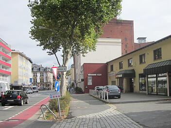 Für die Pestalozzistraße 9  (rechts; hinten die  alte Mälzerei Müller) liegt der Stadt ein Bauantrag vor. Hier will ein Bayreuther Investor einen Wohnkomplex errichten. Foto: Stephan Tiroch