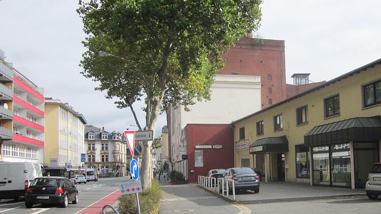 Für die Pestalozzistraße 9  (rechts; hinten die  alte Mälzerei Müller) liegt der Stadt ein Bauantrag vor. Hier will ein Bayreuther Investor einen Wohnkomplex errichten. Foto: Stephan Tiroch