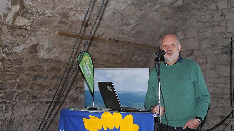 Hans-Josef Fell stellte die Regionalstudie der Energy Watch Group vom März 2020 vor.  Foto: Hilmar Ruppert