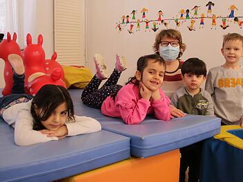 Die Kinder Sadil (von links), Sham, Mohammed und Maxim bauen im Turnraum des Kliegl-Kindergartens am liebsten Matratzenburgen. Kita-Leiterin Manuela Sauer hilft.