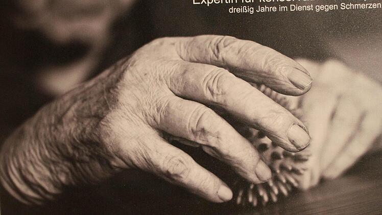 Diese Hände waren Jahrzehnte im Dienste gegen Schmerz aktiv - die Hände einer ehemaligen Masseurin. Foto: gg