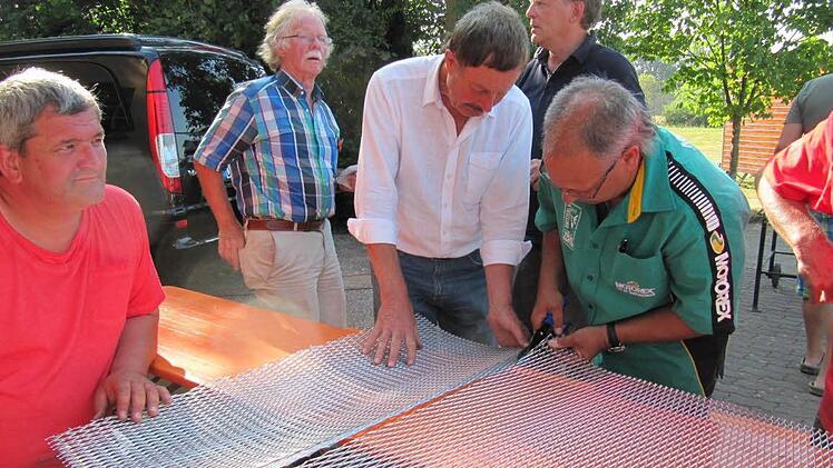 Gemeinsam wird ein neuer Kühlergrill angefertigt