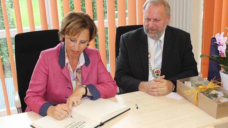 Eintrag ins Goldene Buch der Stadt.