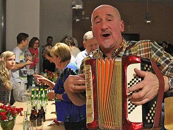 Heimatgefühl: Konrad Albert brachte mit Zeichnungen, Geschichten und Liedern in Mundart die vergangenen Zeiten näher.  Foto: Gerd Schaar