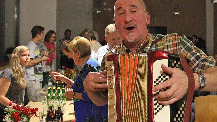 Heimatgefühl: Konrad Albert brachte mit Zeichnungen, Geschichten und Liedern in Mundart die vergangenen Zeiten näher.  Foto: Gerd Schaar