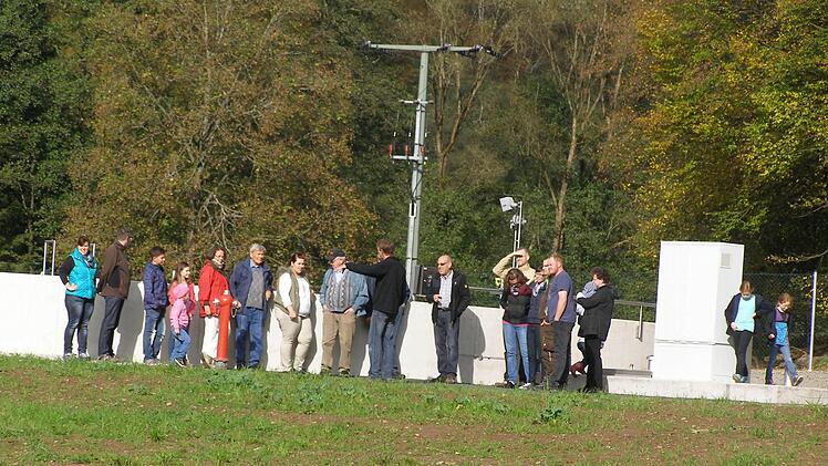 Neugierige Blicke und viele Fragen gab es beim Tag der offenen Tür in der neuen Kläranlage Unterleichtersbach. Foto: Wolfgang Saam