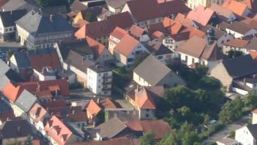 Im Herzen der Altstadt liegt das "Bären"-Gelände mit Brauerei- und Landwirtschaftsgebäuden, in der Bildmitte ist das Bettenhaus zu sehen. Foto: Matthias Einwag