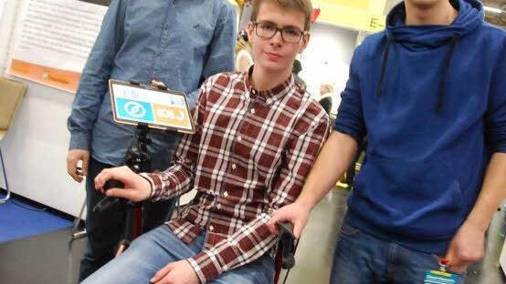 Alexander Neiß, Philipp Stocker und Timo Rottbauer haben das Rollator-Navi entwickelt. Gedacht haben die 15- und 16-jährigen Gymnasiasten die Vorrichtung für demente Menschen. Die können sich via Tablet nach Hause lotsen lassen oder einen Notruf absetzen. Per App weiß der Betreuer immer, wo sich die Person gerade aufhält. Foto: Carmen Schmitt