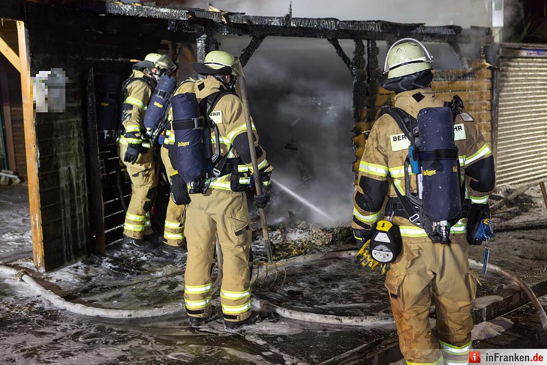 Unterfarrnbach: Materialschuppen in Flammen