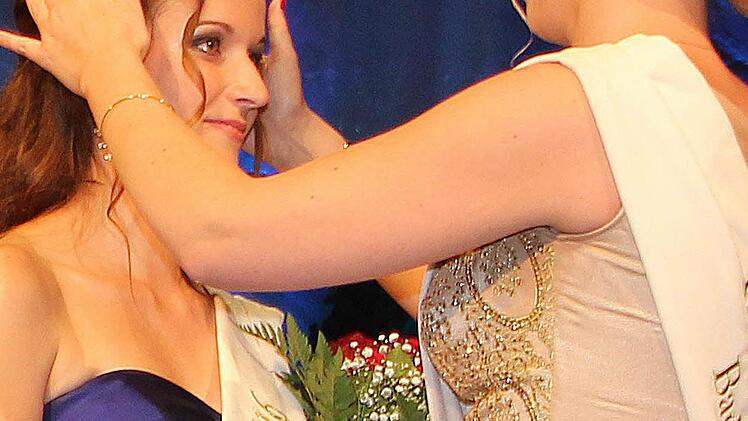 Der große Augenblick: Franziska Dees, die Rosenkönigin 2015, setzte ihrer Nachfolgerin Vera Hauck die Krone auf.  Foto: Dieter Britz