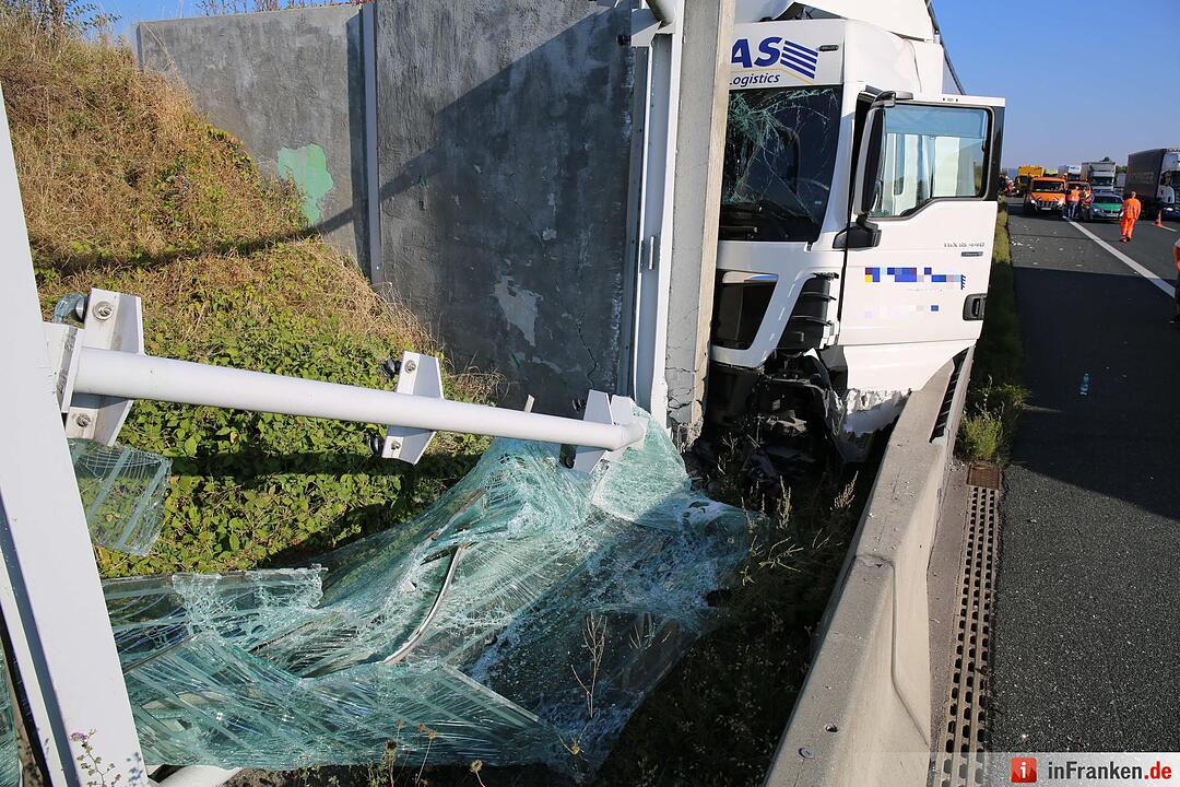 Lkw kracht auf A9 bei Bayreuth ungebremst gegen Lärmschutzwand