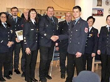 Stabwechsel bei dem Feuerwehrverein Weißenbach-Osserich: Stefan Hofmann übernimmt das Amt des Vorsitzenden von Jürgen Pausch. Mit auf dem Bild auch der neu gewählte Vorstand und Bernd Raithel, der für seine 25-jährige Vereinsmitgliedschaft geehrt wurde.  Foto: Werner Reißaus