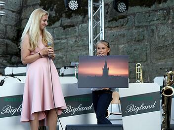 Marion Petsch (l.) überreichte Katharina Schaub den Jugendpreis für das Bild "Morgenstimmung". Foto: Richard Sänger