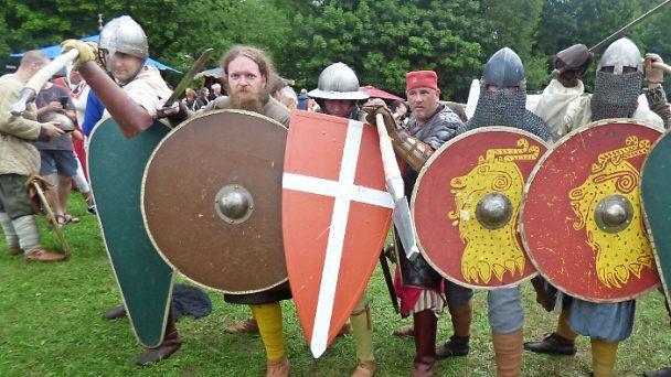 Ritter und Rüstungen prägten das Bild des Mittelaltermarktes auf Rabenstein.