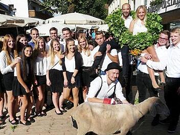 Die Sieger und die weiteren Tanzpaare mit dem Betzen Foto: Paul Pöhlmann