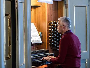 Stefan Johannes Bleicher musizierte an der Schuke-Orgel der Coburger Morizkirche.Foto: Jochen Berger