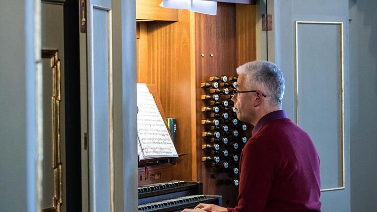 Stefan Johannes Bleicher musizierte an der Schuke-Orgel der Coburger Morizkirche.Foto: Jochen Berger