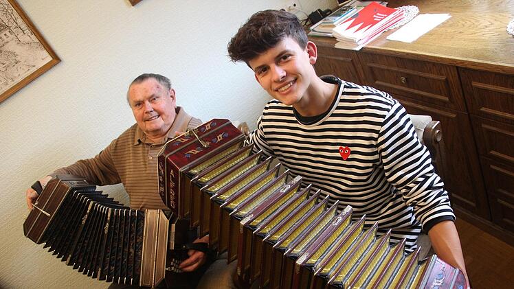 In Franken gibt es ein Instrument, das andernorts niemand kennt: die Konzertina. Aaron Jakob aus Bayreuth und sein Opa Günter Fröba aus dem Frankenwald ziehen und drücken, was das Zeug hält.