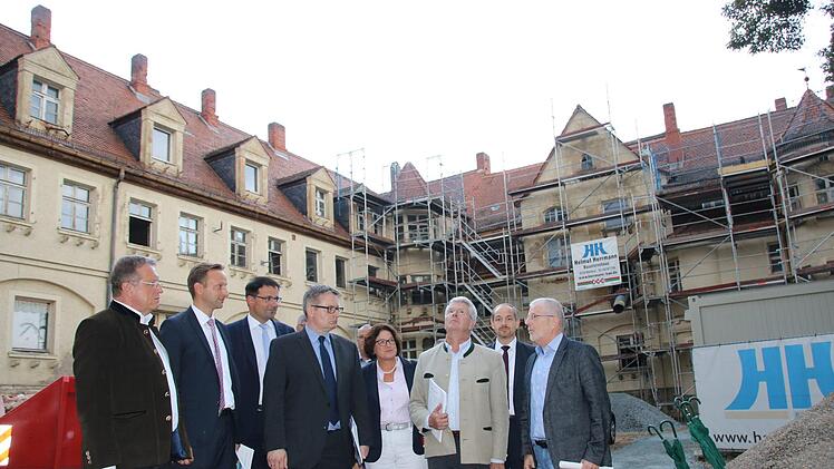 Staatssekretär Josef Zellmeier besuchte die Spinnstuben. Foto: Jürgen Gärtner