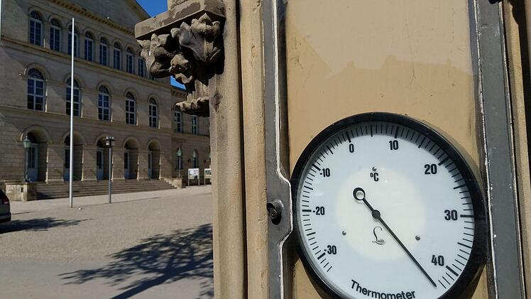 Sommerliches Osterwetter: Impressionen aus Coburg: defekte Temperaturanzeige - ganz so warm war es dann doch nicht am Schlossplatz.Foto: Jochen Berger