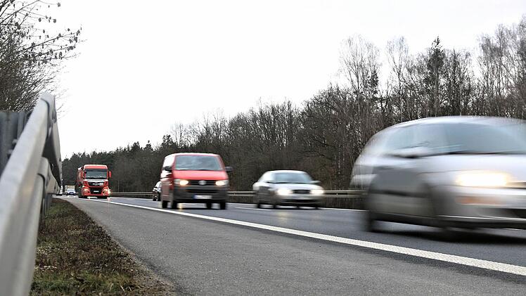Nachdem der Mann auf der A3 gesichtet wurde, drosselte die Polizei sofort das Tempo in dem Autobahnbereich. Am Ende musste f&uuml;r den Einsatz der Verkehr komplett gestoppt werden. Foto: Ferdinand Merzbach