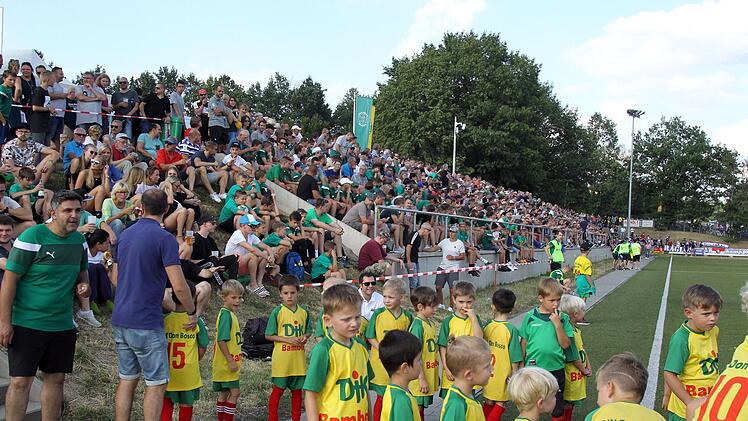 Kein Platz mehr frei: Mehr als 2000 Zuschauer verfolgten das Spiel