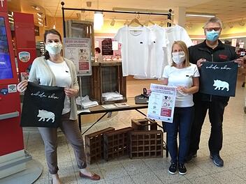 Bürgermeisterin Christiane Meyer (von links), Zentrenmanagerin Annika Eckert und Johannes Mayer am Stand im Rewe-Markt Foto: privat