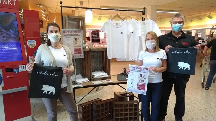 Bürgermeisterin Christiane Meyer (von links), Zentrenmanagerin Annika Eckert und Johannes Mayer am Stand im Rewe-Markt Foto: privat