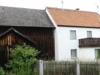 Eine lange Diskussion gab es über dieses Haus in der Kanzleistraße 2 in Thonberg. Bei vier Gegenstimmen beschloss der Gemeinderat Weißenbrunn, bis zu 50 000 Euro für den Erwerb mitzubieten. Foto: Gemeinde Weißenbrunn