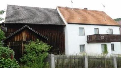 Eine lange Diskussion gab es über dieses Haus in der Kanzleistraße 2 in Thonberg. Bei vier Gegenstimmen beschloss der Gemeinderat Weißenbrunn, bis zu 50 000 Euro für den Erwerb mitzubieten. Foto: Gemeinde Weißenbrunn