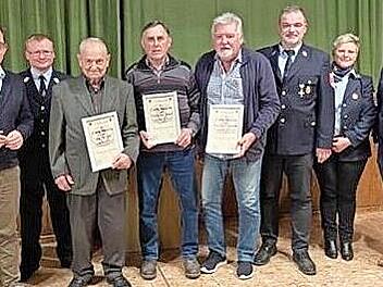 Ehrungen bei der Wehr in Neuengrün (v. l.): Bürgermeister Jens Korn, Kommandant Daniel Hoch, Rolf Schütz, Manfred Schmidt, Gerhard Blumenröther, Vorsitzender Stefan Schütz, Katja Schmidt-Dietz und Jörg Deuerling