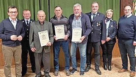 Ehrungen bei der Wehr in Neuengrün (v. l.): Bürgermeister Jens Korn, Kommandant Daniel Hoch, Rolf Schütz, Manfred Schmidt, Gerhard Blumenröther, Vorsitzender Stefan Schütz, Katja Schmidt-Dietz und Jörg Deuerling