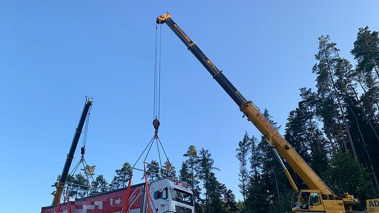 Neuhaus: Laster kippt auf Staatsstra&szlig;e um und landet in Feld - Ladung verteilt sich