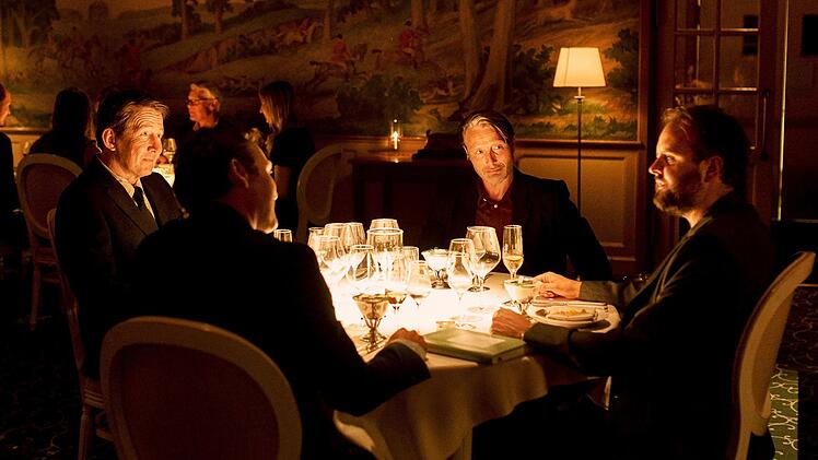 Zum 40. Geburtstag von Nikolaj (Magnus Millang, rechts) treffen sich die Lehrer-Freunde Martin (Mads Mikkelsen, zweiter von rechts), Tommy (Thomas Bo Larsen, links) und Peter (Lars Ranthe) mit dem Jubilar in einem Restaurant. Dort beschlie&szlig;en sie, ihr rauschhaftes Experiment zu starten.