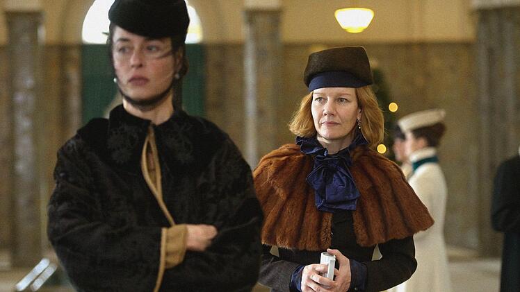 "Sisi & Ich" erz&auml;hlt von der Beziehung zwischen Kaiserin Elisabeth (Susanne Wolff, links) und ihrer Hofdame Irma (Sandra H&uuml;ller).