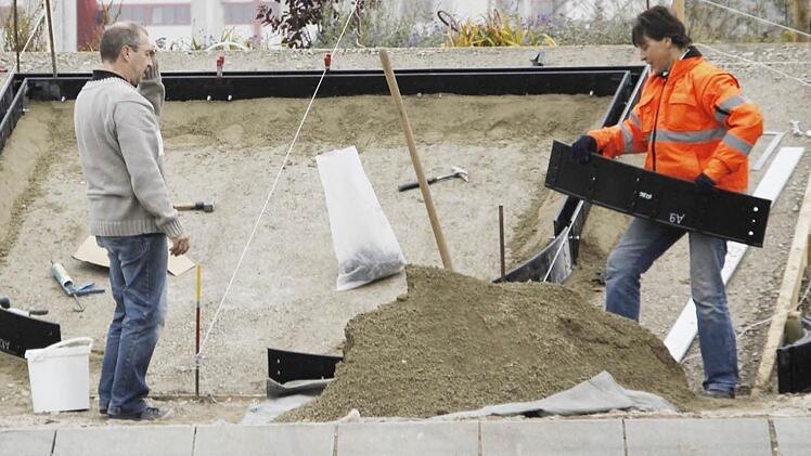 Derzeit wird das Fundament für das Wappen auf der Verkehrsinsel gelegt. Foto: Josef Hofbauer