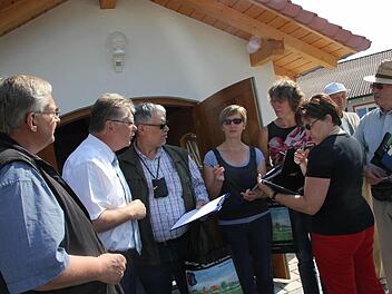 Vor dem neuen Backhaus in Tüschnitz tauschten sich Vertreter der Gemeinde und die Jury über die Entwicklung des Ortes aus.  Foto: Sabine Herteux