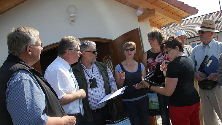Vor dem neuen Backhaus in Tüschnitz tauschten sich Vertreter der Gemeinde und die Jury über die Entwicklung des Ortes aus.  Foto: Sabine Herteux