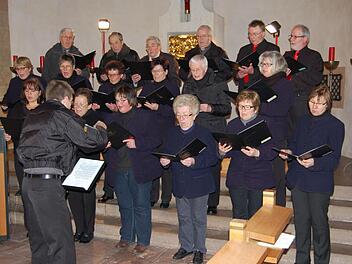 Die Chorgemeinschaft Thulba mit ihrem Leiter Nikolaus Metz bei einem ihrer Konzerte in der Kirche. Foto: Günther Straub