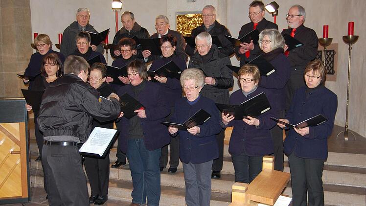 Die Chorgemeinschaft Thulba mit ihrem Leiter Nikolaus Metz bei einem ihrer Konzerte in der Kirche. Foto: Günther Straub